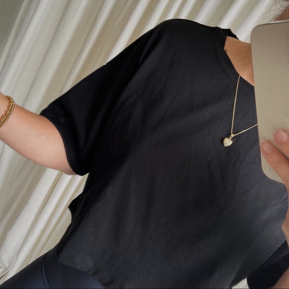 THE 90’S CROPPED TEE — In Black - Picture 3 of 8